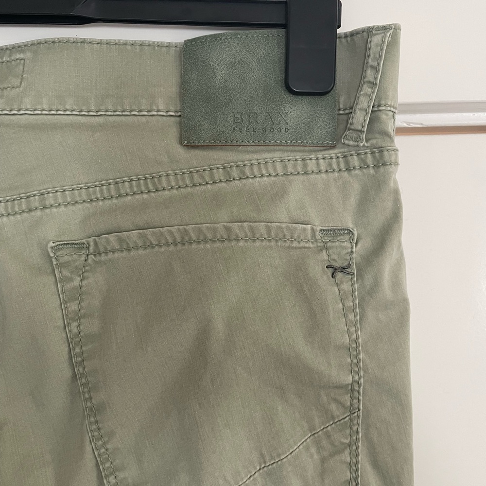 Summer-weight BRAX CHUCK 5-pocket pants… for looking sharp in warm weather!